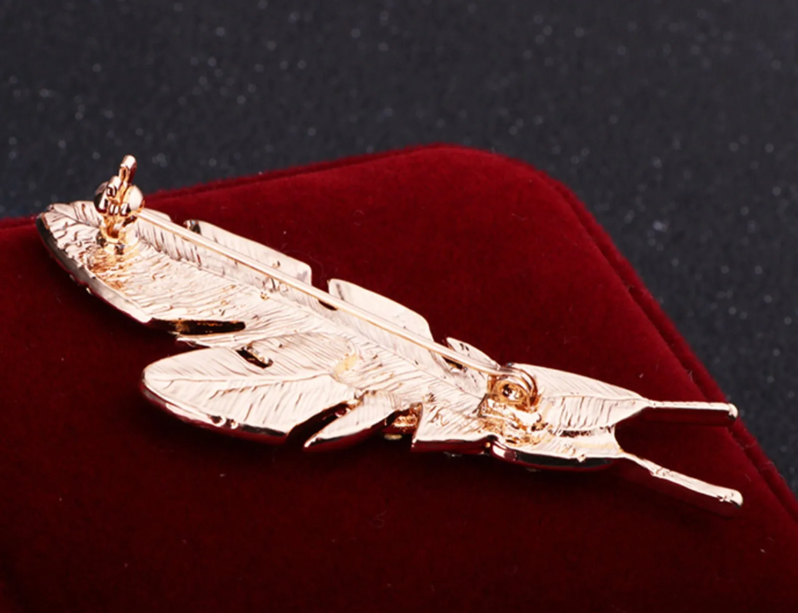 Feather leaf brooch stunning gold silver plated vintage look diamonte pin ggg62