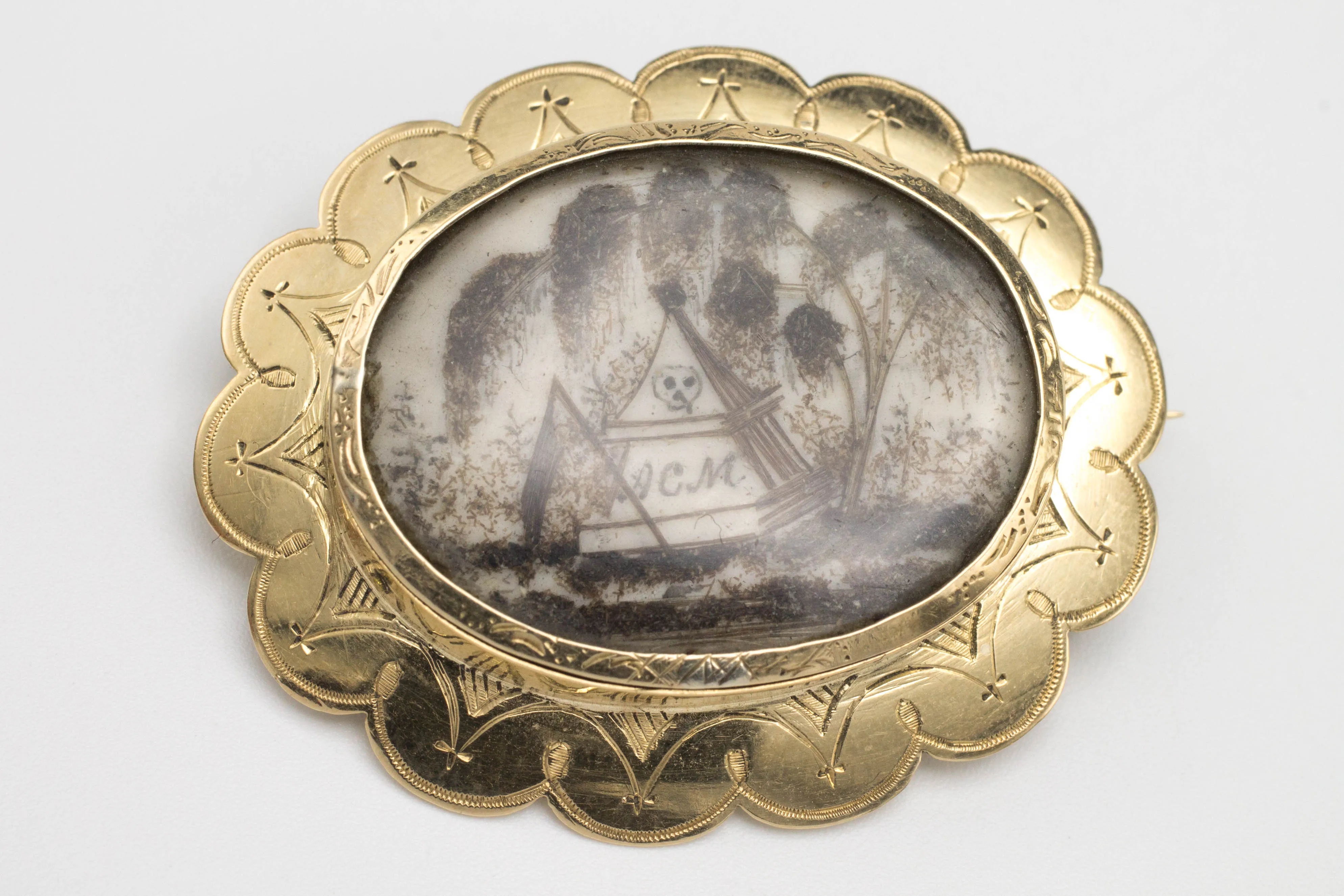 Memento mori brooch in 14 carat gold